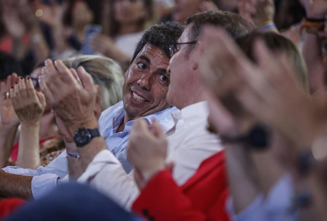 El presidente de la Generalitat valenciana, Carlos Mazón (i) y el presidente del PP y candidato a la presidencia Alberto Núñez Feijóo (d), durante un mitin central del Partido Popular