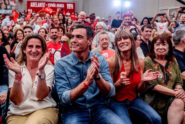  La vicepresidenta tercera y ministra para la Transición Ecológica y el Reto Demográfico, Teresa Ribera, el presidente del Gobierno y candidato a la reelección, Pedro Sánchez, y su mujer, Begoña Gómez, durante el acto de cierre de campaña del PSOE.