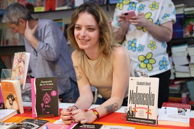 Archivo - La escritora y portavoz de Feminismo e Igualdad en Sumar, Elizabeth Duval, firma en la 82ª Feria del Libro de Madrid, en el Parque del Retiro, a 3 de junio de 2023, en Madrid (España).