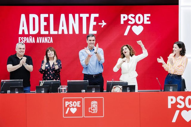 (I-D) El secretario de Organización del Partido Socialista, Santos Cerdán; la vicepresidenta primera del Senado y presidenta del PSOE, Cristina Narbona; el presidente del Gobierno de España y secretario general del PSOE, Pedro Sánchez; la ministra de Haci
