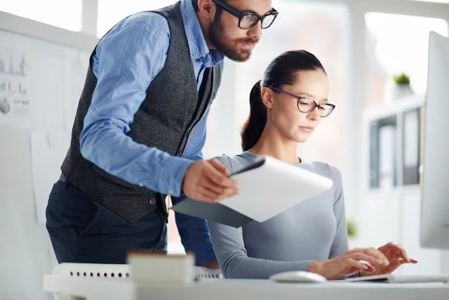 Personas trabajan en una oficina