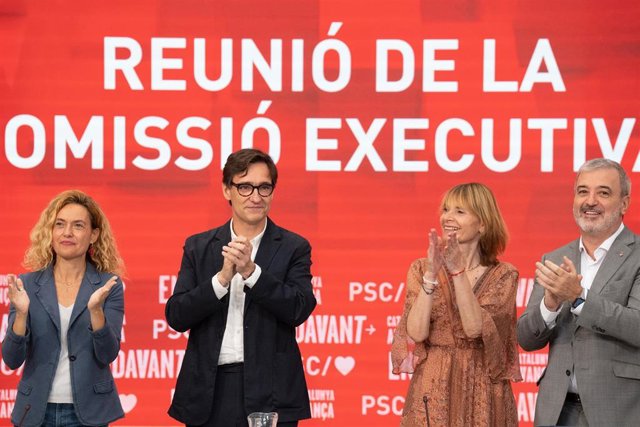 La cabeza de lista del PSC por Barcelona, Meritxell Batet; el primer secretario del PSC, Salvador Illa; la nueva presidenta de la Diputación de Barcelona, Lluïsa Moret, y el alcalde de Barcelona, Jaume Collboni, en la ejecutiva del PSC por el 23J