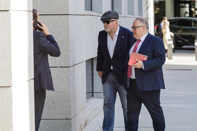 Archivo - El comisario jubilado José Manuel Villarejo y su abogado, Antonio José García Cabrera acuden a la Audiencia Nacional, a 19 de abril de 2023, en Madrid (España). 