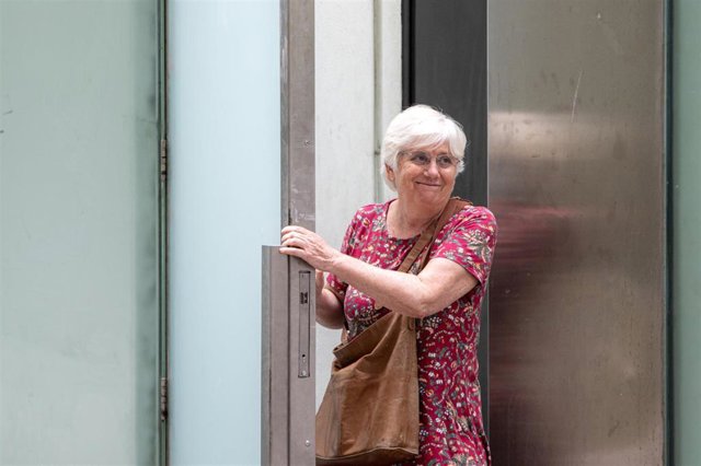 La eurodiputada Clara Ponsatí ha salido en libertad a las 14.49 horas de la Ciutat de la Justicia de Barcelona tras rechazar declarar al ser detenida este lunes por la orden de busca y captura que tenía pendiente por su participación en el 1-O.