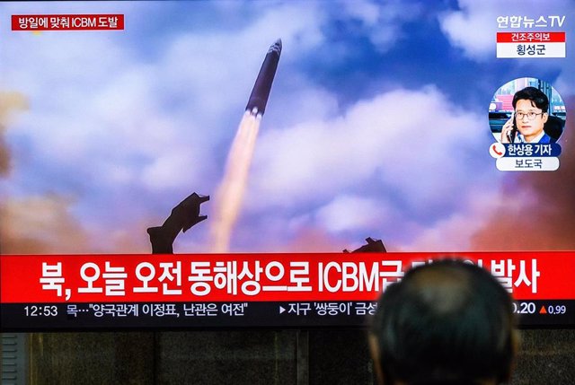 Archivo - Televisión surcoreana retransmite el lanzamiento de un misil norcoreano