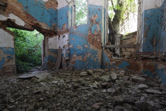 Archivo - Edificio bombardeado en Kostantinovka