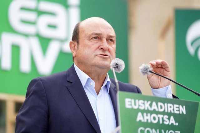 El presidente del EBB, Andoni Ortuzar, durante un acto de campaña de EAJ-PNV, a 20 de julio de 2023, en Vitoria-Gasteiz