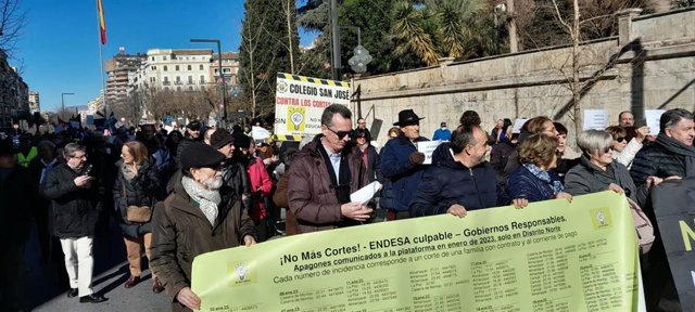 Archivo - Una protesta contra los cortes de luz en la zona norte de Granada. Archivo.
