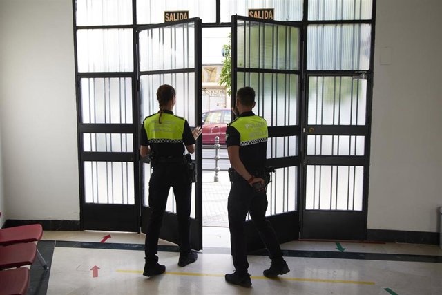 Dos agentes de la Policía Local.