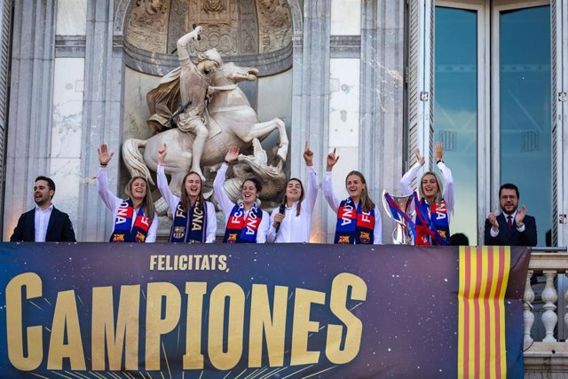 Archivo - Las jugadoras del Barça femenino de fútbol se asoman al balcón para celebrar su victoria en la Champions League, a 4 de junio de 2023, en Barcelona, Catalunya (España). El FC Barcelona femenino ganó ayer, 3 de junio, su segunda Liga de Campeones