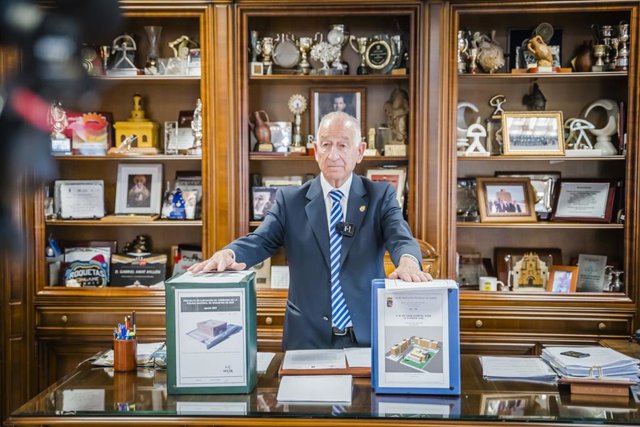 El alcalde de Roquetas de Mar (Almería), Gabriel Amat, con los proyectos para una nueva Comisaría y un Cuartel de Guardia Civil.