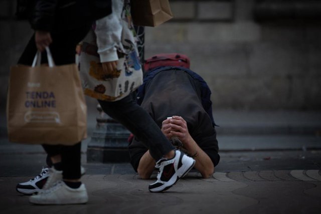 Archivo - Imagen de archivo de una persona pidiendo limosna.