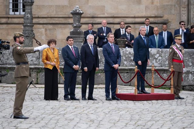 Autoridades antes de la Ofrenda al Apóstol, en Santiago de Compostela.