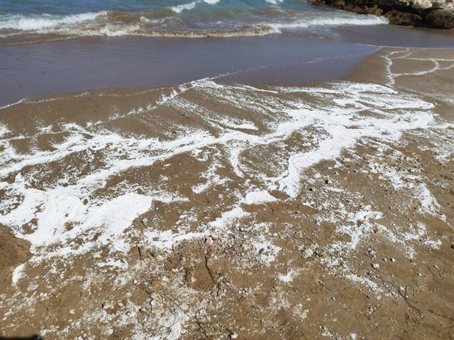 La sustancia blanca granulosa en las aguas de las playas que causó su cierre temporal