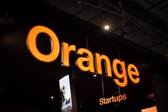 Archivo - Estand de Orange en el Mobile World Congress (MWC) 2023 durante la segunda jornada, a 28 de febrero de 2023, en L'Hospitalet de Llobregat, Barcelona, Catalunya (España). 