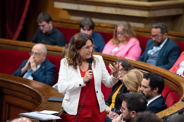 Archivo - La consellera de Presidència, Laura Vilagrà, en el ple del Parlament