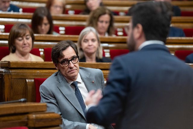 El president de la Generalitat, Pere Aragonès, en la sessió de control al costat del líder del PSC, Salvador Illa