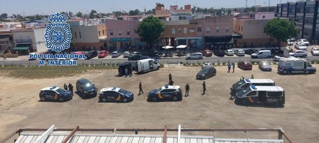 Operación en Coria del Río, en Sevilla, para detener a un "peligroso" varón buscado por su presunta implicación en varios robos con violencia, quebrantamiento de medidas cautelares, detención ilegal, agresión sexual, allanamiento de morada y amenazas.