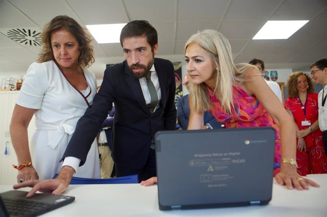 La consejera de Salud y Consumo, Catalina García, y la consejera de Desarrollo Educativo, Patricia del Pozo, en la entrga de dispositivos electrónicos para docentes y alumnado de las Aulas Hospitalarias del Hospital Virgen del Rocío