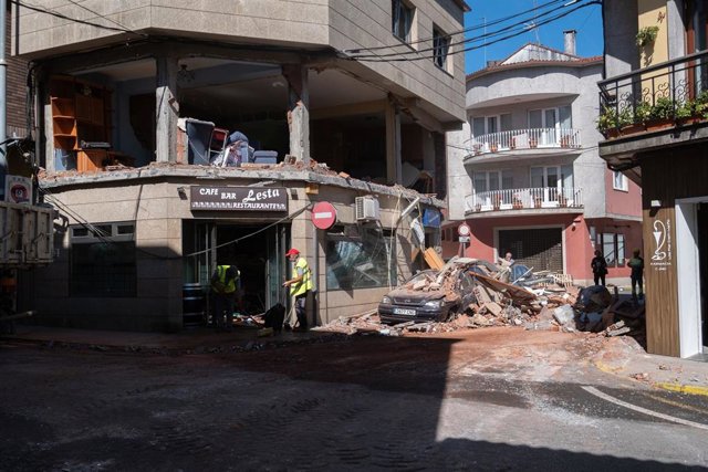 Daños causados por la explosión en un piso en Ordes (A Coruña)