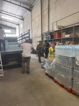 Archivo - Imagen de archivo de un abastecimiento urgente de agua potable en la provincia de Sevilla.