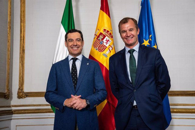 El presidente de la Junta de Andalucía, Juanma Moreno,  y el director ejecutivo del Grupo MásMóvil, Meinrad Spenger