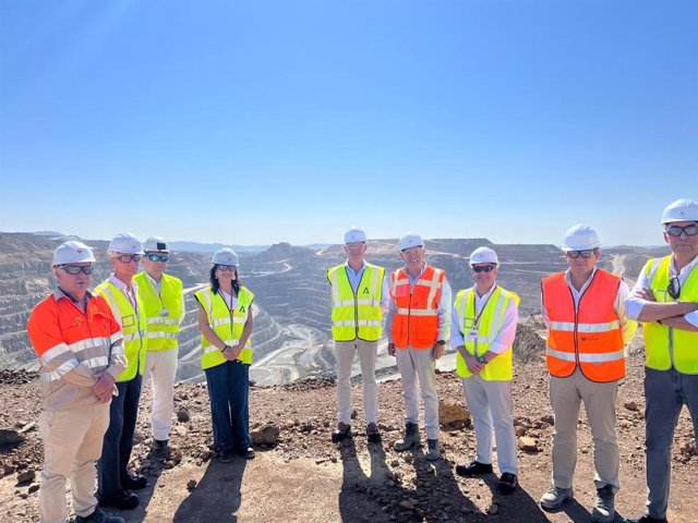 El consejero de Industria, Energía y Minas, Jorge Pardela, durante la visita a la Mina de Riotinto.