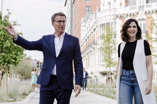 El presidente del Partido Popular y candidato a la Presidencia del Gobierno, Alberto Núñez Feijóo, y la presidenta de la Comunidad de Madrid, Isabel Díaz Ayuso