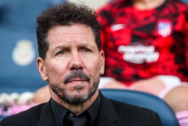 Archivo - El entrenador del Atlético de Madrid, Diego Simeone, en el banquillo de La Cerámica.
