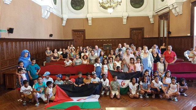 Foto de familia de los menores participantes en el programa Vacaciones en paz