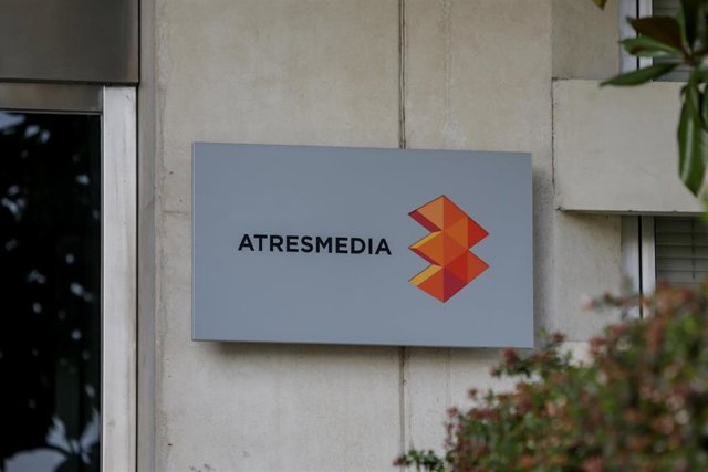 Archivo - Letras y logo de Atresmedia en la entrada al edificio de la sede del grupo de comunicación Atresmedia 