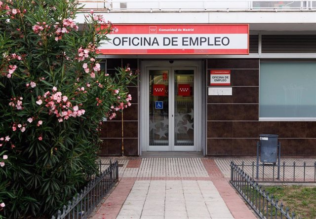 Archivo - Entrada de una Oficina de Empleo