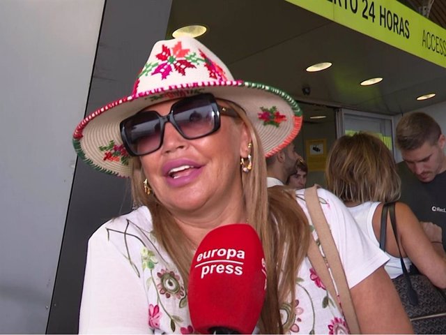 BELÉN ESTEBAN EN EL AEROPUERTO DE MADRID ANTES DE INICIAR SU VIAJE A MIAMI