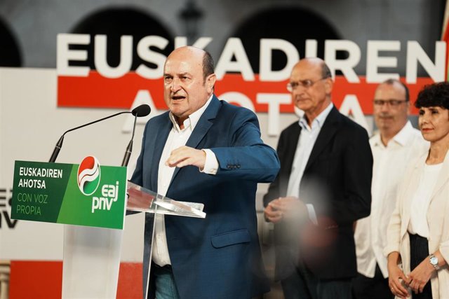 El presidente del EBB, Andoni Ortuzar, durante el acto de inicio de campaña de EAJ-PNV para las elecciones del 23J, en los jardines Albia, a 6 de julio de 2023, en Bilbao