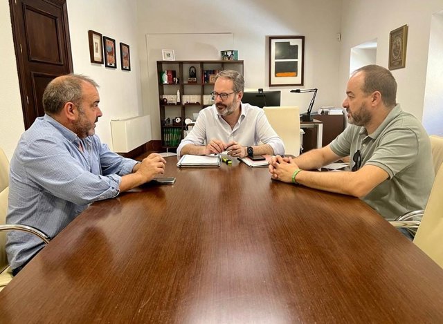 El alcalde de Valenzuela, Antonio Pedregosa (izda.), habla con el delegado del Gobierno andaluz en Córdoba, Adolfo Molina (centro).