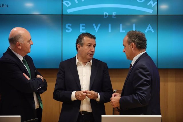 El presidente de la Diputación de Sevilla, Javier Fernández, en el centro de la imagen en un pleno extraordinario centrado en la sequía en la provincia.