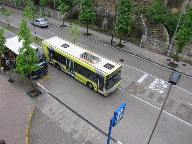 Archivo - Autobús urbano en Santiago viajeros autobús