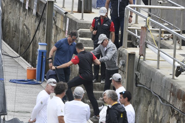 El Rey Juan Carlos a su llegada al puerto deportivo, a 27 de julio de 2023, en Sanxenxo, Pontevedra, Galicia (España). 