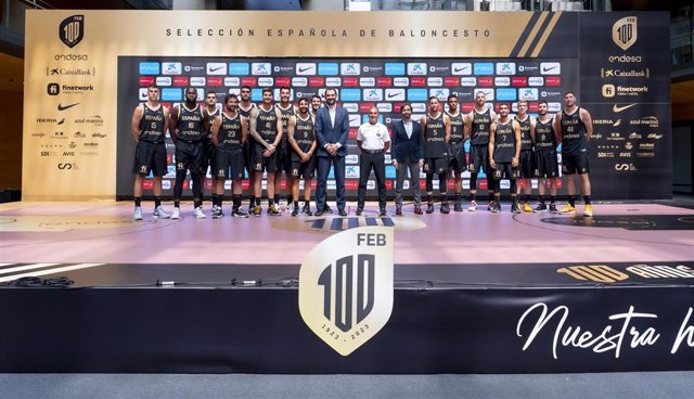 Foto de familia tras la presentación de la selección española masculina que competirá en el Mundial de Baloncesto 2023