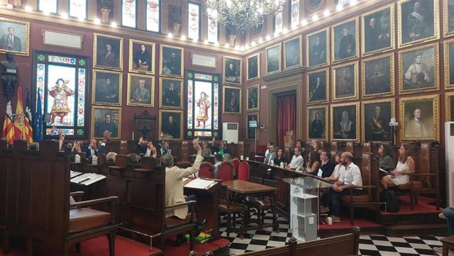 Votación favorable de PP y Vox para aprobar la modificación del reglamento de normalización lingüística municipal.