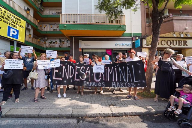 Imagen de archivo de manifestantes en una concentración ante la oficina de Endesa.