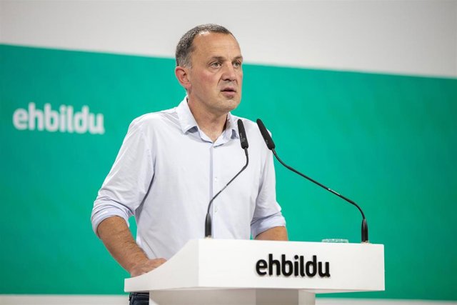 El portavoz de EH Bildu, Unai Urruzuno, en una rueda de prensa en San Sebastián