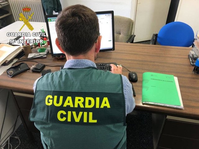 Archivo - Guardia Civil en un ordenador.