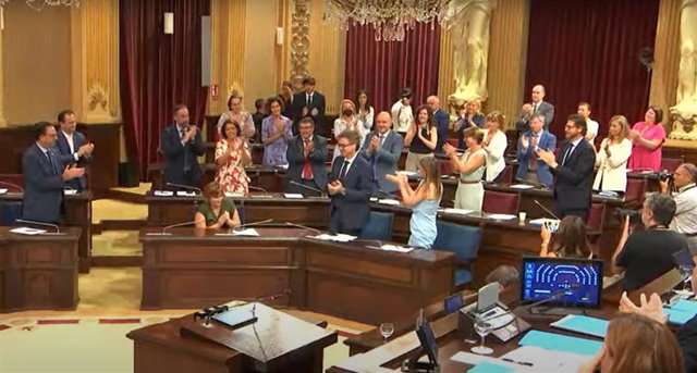 Aplausos tras la validación del decreto del Impuesto de Sucesiones y Donaciones.