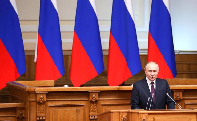 Archivo - HANDOUT - 28 April 2023, Russia, St. Petersburg: Russian President Vladimir Putin delivers a speech during · meeting of the Council of Legislators of the Russian Federal Assembly. Photo: -/Kremlin/dpa - ATTENTION: editorial use only and only if 
