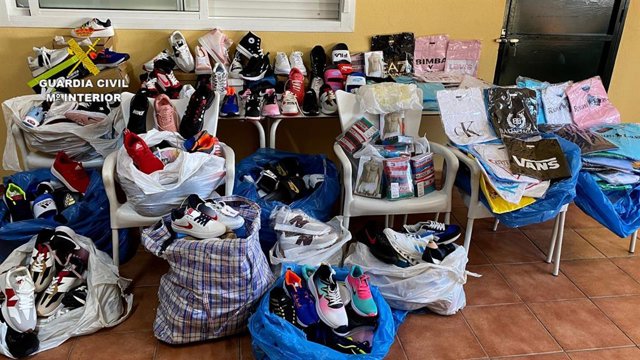 La Guardia Civil nterviene más de 300 prendas falsificadas por valor de 16.000 euros en Moguer.