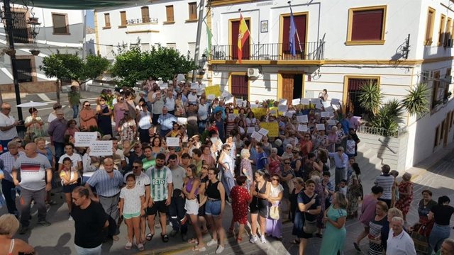 Una de las concentraciones de los vecinos de Valenzuela contra el cierre temporal y parcial del SUAP de la localidad.