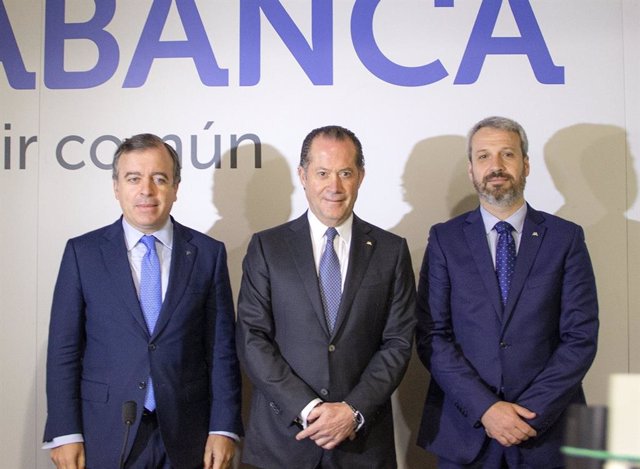 Archivo - El consejero delegado de Abanca, Francisco Botas; el presidente de Abanca, Juan Carlos Escotet; y el director general financiero, Alberto de Francisco, en la presentación de resultados de 2019