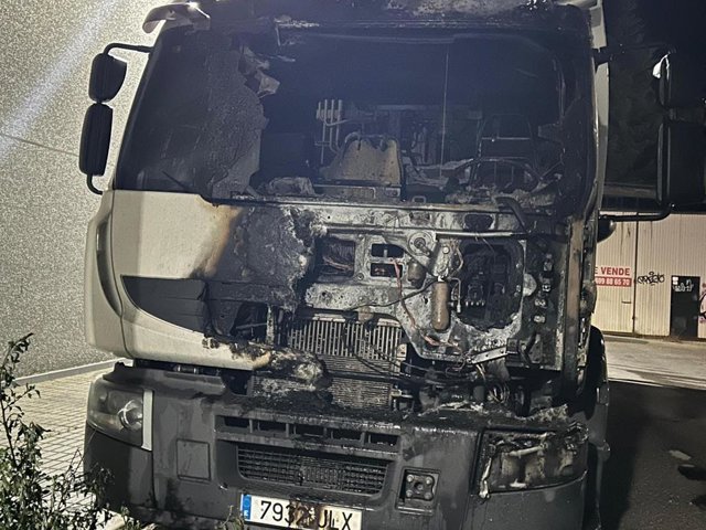 Uno de los camiones de recogida de basura de Barbate tras ser quemado.