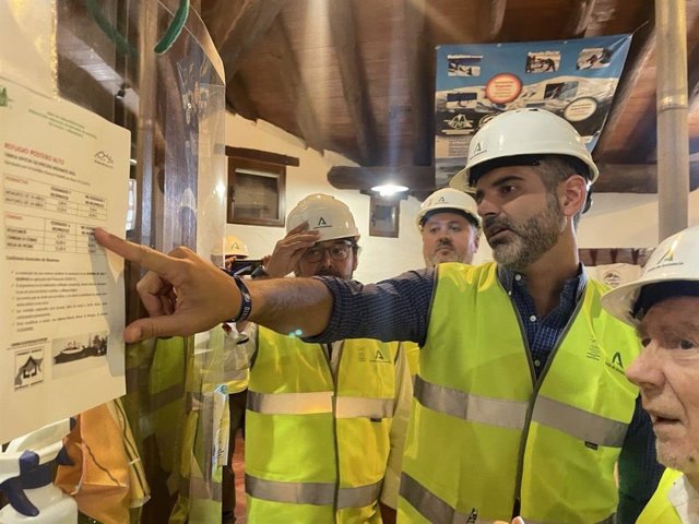 Visita del consejero de Sostenibilidad, Medio Ambiente y Economía Azul, Ramón Fernández-Pacheco, a las obras de mejora funcional y eficiencia energética que se están llevando a cabo en el refugio Postero Alto, en el Espacio Natural de Sierra Nevada.